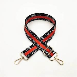 Bandoulière réglable avec rayure rouge et pois noirs et blancs et mousquetons dorés