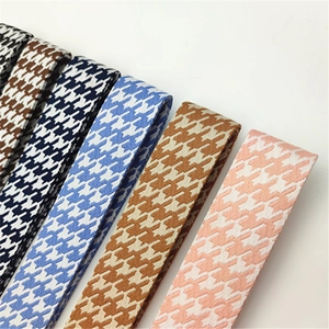 Vue détaillée des bandoulières tissées en pied-de-poule aux couleurs variées