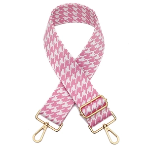 Bandoulière réglable à motif pied-de-poule rose avec des mousquetons en métal doré
