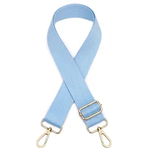 Détail de la bandoulière tissée bleu clair avec mousquetons en métal doré No. 8