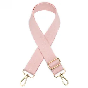 Détail de la bandoulière rose ajustable pour sac avec mousquetons en métal doré