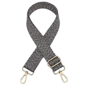 Détail d'une bandoulière tissée gris-noir avec boucles en métal doré et mousquetons n° 14