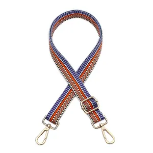 Détail de la bandoulière tissée aux motifs géométriques avec boucle dorée