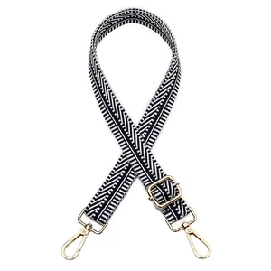 Détail de la bandoulière tissée réglable avec motif géométrique de vagues noir et blanc