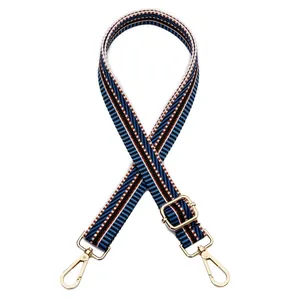 Détail de la sangle n° 4 avec rayures bleu-noir et crochets en métal doré