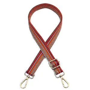 Détail de la bandoulière jacquard géométrique avec boucles métalliques dorées