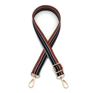 Détail de la bandoulière jacquard réglable Style 12 avec motifs tissés oranges