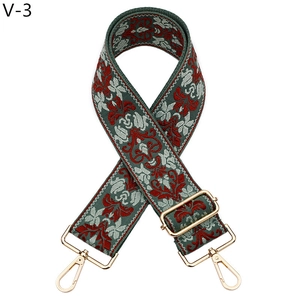 Dettaglio tracolla etnica ricamata con motivi floreali vintage e ganci metallici dorati