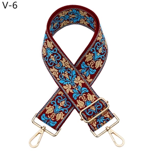 Dettaglio della tracolla jacquard etnica con ganci dorati e ricami bordeaux scuro