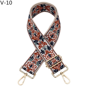 Vista dettagliata della tracolla etnica in jacquard con ricamo floreale arancio