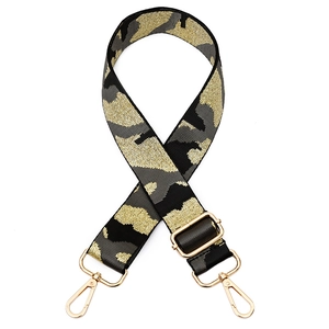 Détail d'une bandoulière camouflage réglable avec fils dorés et fermoirs mousquetons