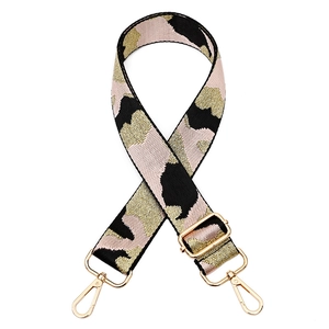 Détail de la bandoulière camouflage réglable avec tissage rose et or et crochets