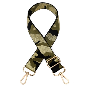 Détail de la bandoulière camouflage avec fil doré et boucles métalliques réglables