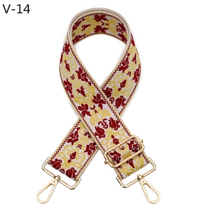 Dettaglio della tracolla jacquard etnica colorata con moschettoni in metallo dorato