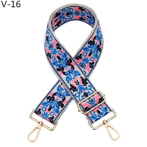 Dettaglio della tracolla jacquard floreale con ganci dorati e fibbia regolabile