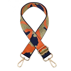 Détail de la bandoulière camouflage avec fils dorés et mousquetons dorés brillants