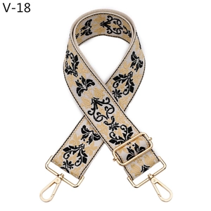 Dettaglio tracolla jacquard con moschettoni dorati e fibbia in metallo dorata