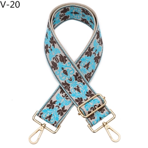 Dettaglio della tracolla larga in jacquard floreale vintage con fibbie dorate