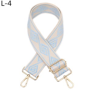 Détail de la bandoulière réglable avec motif de losanges bleus et boucles dorées