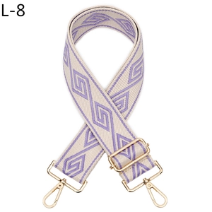 Détail de la bandoulière à motifs géométriques colorés avec boucle en métal doré