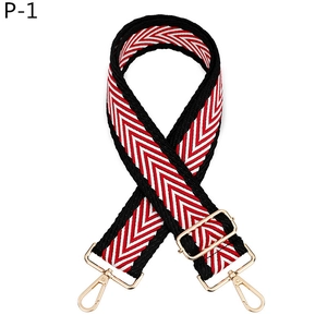 Détail de bandoulière tissée chevron rouge et blanc avec boucles en métal doré ajustables