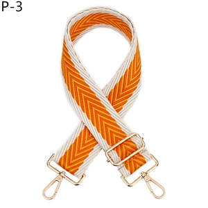 Détail de la bandoulière large ajustable avec motif à chevrons orange et beige