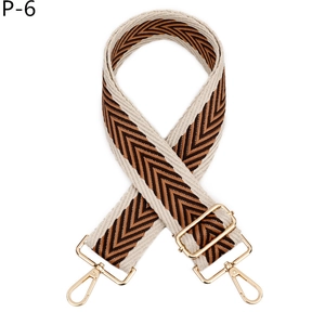 Détail de la bandoulière tissée en chevrons marron et beige avec crochets dorés