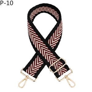 Détail de la bandoulière tissée chevron bordeaux et noir avec crochets dorés