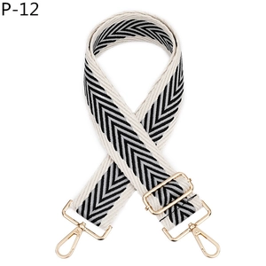 Détail de la bandoulière tissée à chevrons noir et blanc avec mousquetons dorés