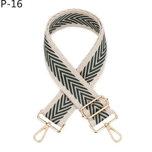 Détail de la bandoulière tissée à motif flèche avec crochets en métal doré chic