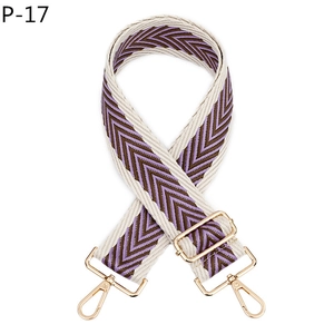 Détail de la bandoulière réglable tissée colorée avec motif flèche violet et crochets dorés