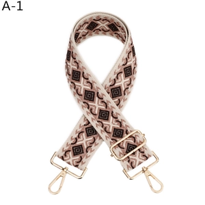 Dettaglio tracolla stile boho a rombi con ganci in metallo dorato regolabili