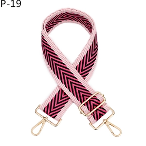 Détail de la bandoulière à chevrons rose et noir avec des mousquetons dorés brillants