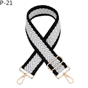 Détail de la bandoulière réglable tissée à chevrons avec mousquetons en métal doré