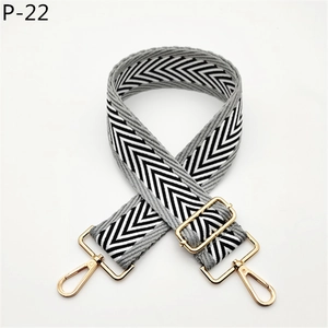 Détail de la bandoulière tissée chevron gris et noir avec boucles dorées réglables