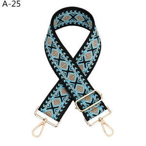 Details des verstellbaren Taschenriemens mit Rautenmuster und Gold-Metallschnallen