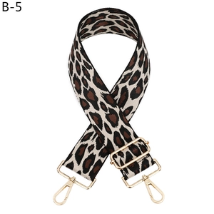 Detail of adjustable leopard print bag strap with high-quality gold metal buckles