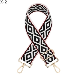 Détail de la bandoulière réglable à motif losange avec des crochets en métal doré