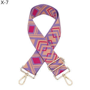 Détail de la bandoulière jacquard géométrique violette avec ferrures métalliques dorées