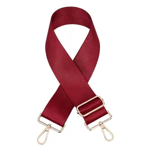 Détail de la bandoulière réglable en nylon rouge vin avec matériel doré pour sacs
