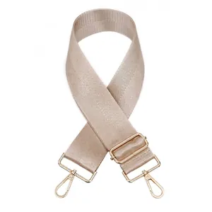 Détails de la bandoulière en nylon beige avec mousquetons rotatifs en métal doré