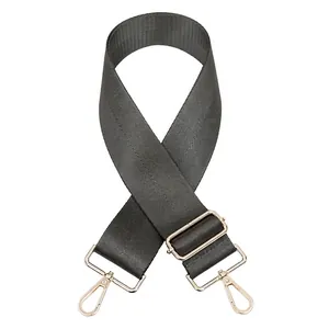 Détail de la bandoulière en nylon gris avec mousquetons et boucles en métal doré de qualité