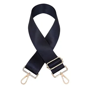 Détail de la bandoulière réglable en nylon bleu foncé avec crochets en métal doré