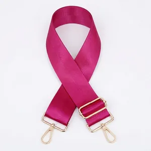 Détail de la bandoulière réglable en nylon rose rouge avec crochets dorés, style n° 17