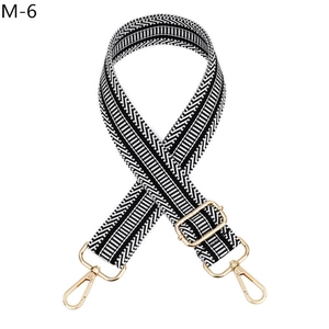 Bandoulière réglable en jacquard noir et blanc avec mousquetons et boucles en métal doré