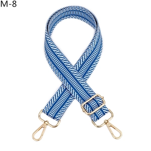 Détail de la bandoulière tressée en chevrons bleu et blanc avec boucles dorées