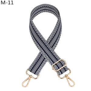 Détail de la bandoulière tressée en zigzag bleu et blanc avec boucles dorées réglables
