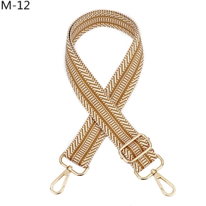 Détail de la bandoulière jacquard réglable avec fermoirs mousquetons dorés pour sacs