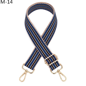 Détail de la bandoulière tissée bleue et marron avec mousquetons dorés ajustables