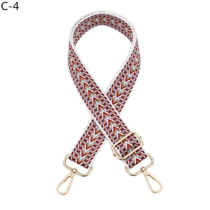 Détail de la bandoulière réglable à motif zigzag avec boucles métalliques dorées